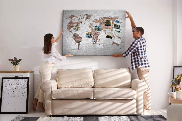 Kurkbord wereldkaart met een achtergrond van een bakstenen muur