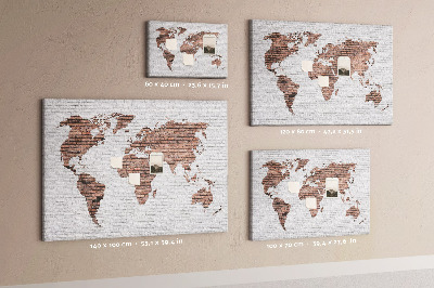 Kurkbord wereldkaart met een achtergrond van een bakstenen muur