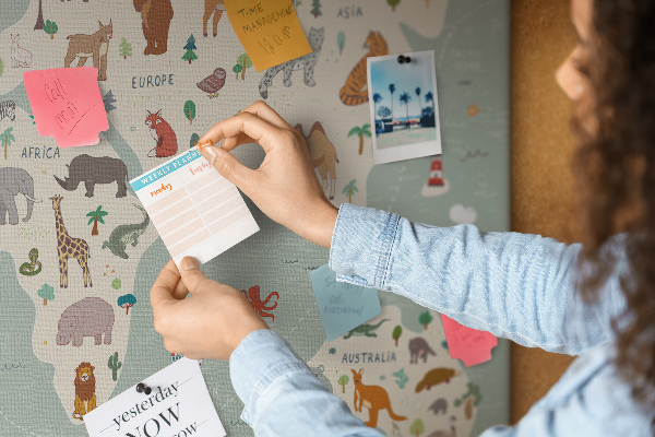 Prikbord met dieren van de wereld op een kleurrijke kaart