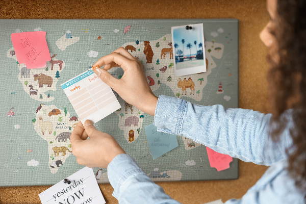Prikbord met dieren van de wereld op een kleurrijke kaart