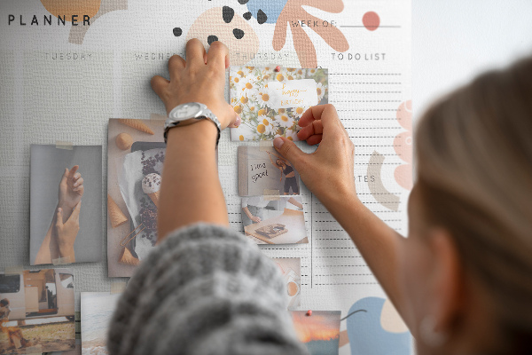 Kurkbord met kleurrijke vormen en abstracte patronen voor wekelijks gebruik