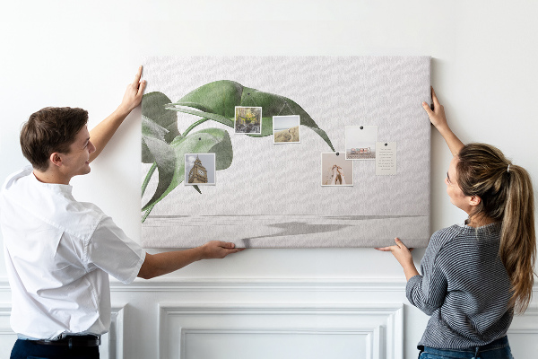 Kurkbord fijne blaadjes op een minimalistische achtergrond