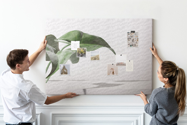Kurkbord fijne blaadjes op een minimalistische achtergrond