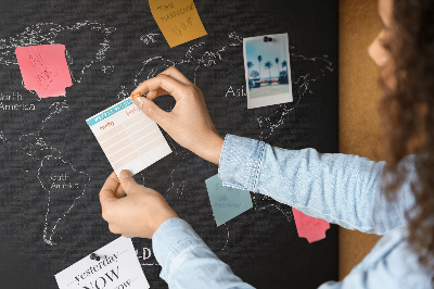 Prikbord wereldkaart op een zwarte achtergrond