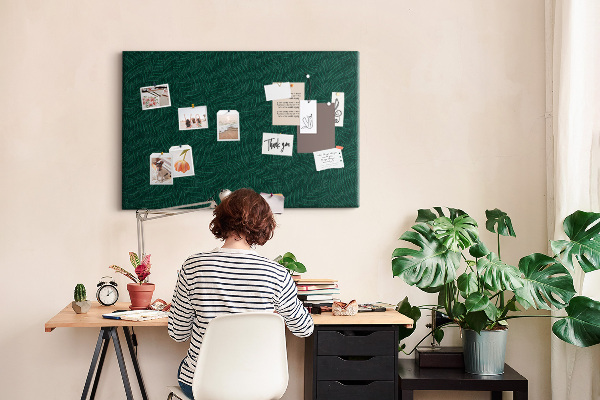 Kurkbord met groene bladeren op een donkere achtergrond