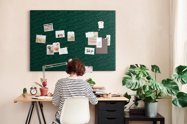 Kurkbord met groene bladeren op een donkere achtergrond