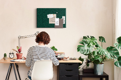 Kurkbord met groene bladeren op een donkere achtergrond