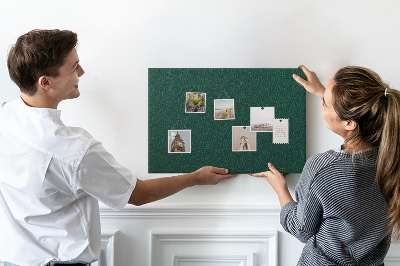 Kurkbord met groene bladeren op een donkere achtergrond