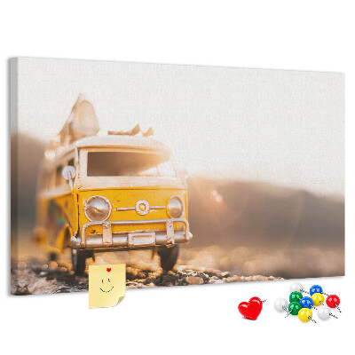Kurken prikbord met een gele bus in de gloed van de ondergaande zon