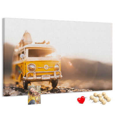 Kurken prikbord met een gele bus in de gloed van de ondergaande zon