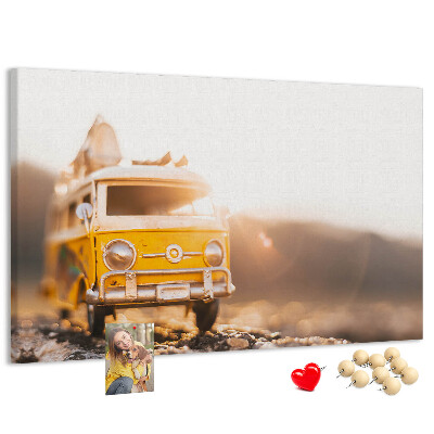 Kurken prikbord met een gele bus in de gloed van de ondergaande zon