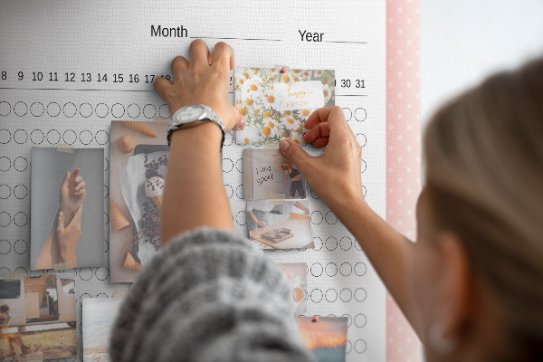 Prikbord met gekleurde achtergronden voor het bijhouden van gewoontes