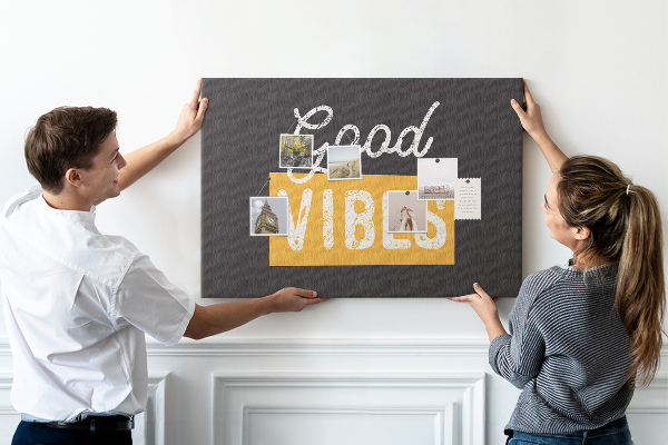 Kurkbord met een positieve boodschap op een donkere achtergrond