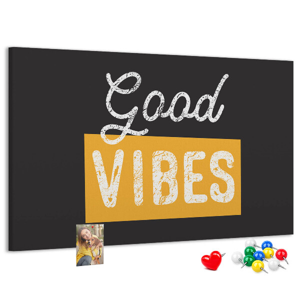 Kurkbord met een positieve boodschap op een donkere achtergrond