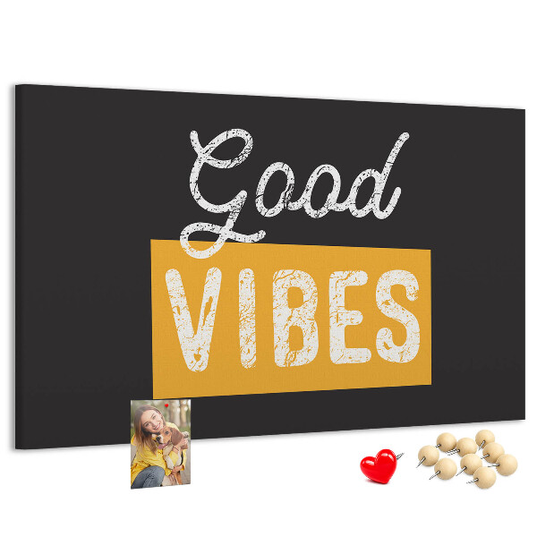 Kurkbord met een positieve boodschap op een donkere achtergrond