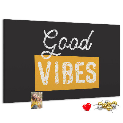 Kurkbord met een positieve boodschap op een donkere achtergrond