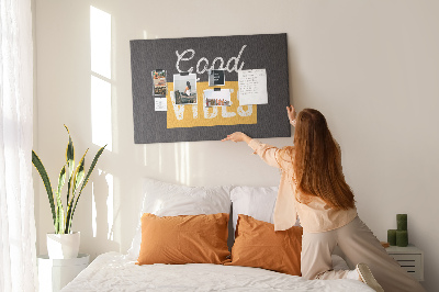 Kurkbord met een positieve boodschap op een donkere achtergrond