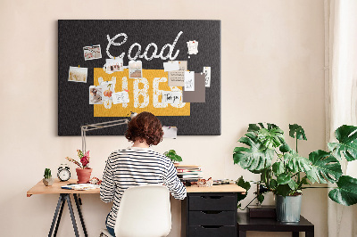 Kurkbord met een positieve boodschap op een donkere achtergrond