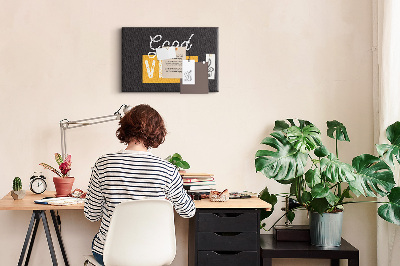 Kurkbord met een positieve boodschap op een donkere achtergrond