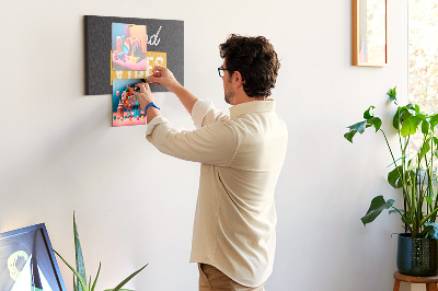 Kurkbord met een positieve boodschap op een donkere achtergrond