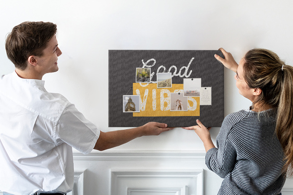 Kurkbord met een positieve boodschap op een donkere achtergrond