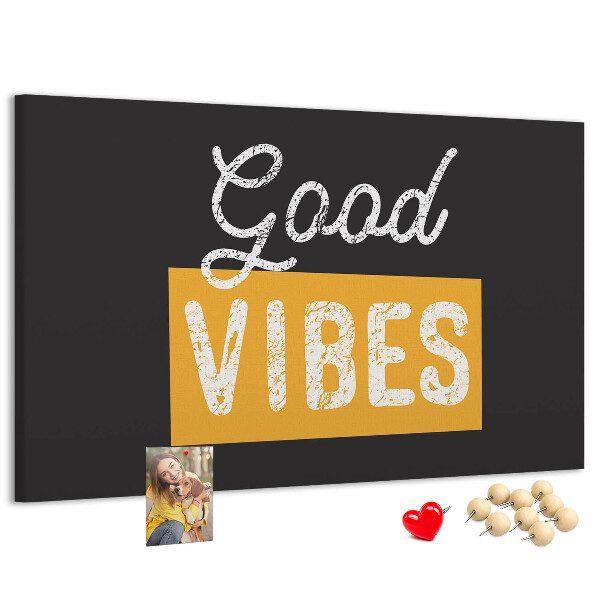 Kurkbord met een positieve boodschap op een donkere achtergrond