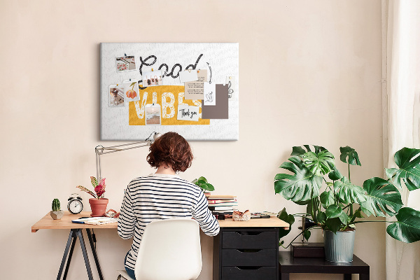 Kurken prikbord met een energieke inscriptie op een lichte achtergrond