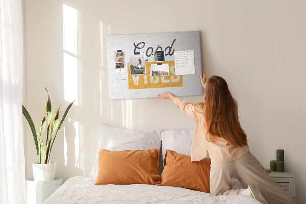 Kurken prikbord met een energieke inscriptie op een lichte achtergrond