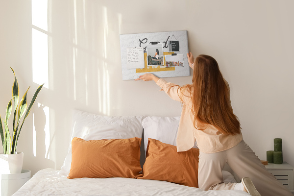 Kurken prikbord met een energieke inscriptie op een lichte achtergrond