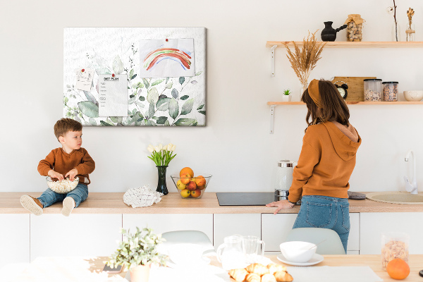 Kurk prikbord met fijne blaadjes in verschillende tinten groen