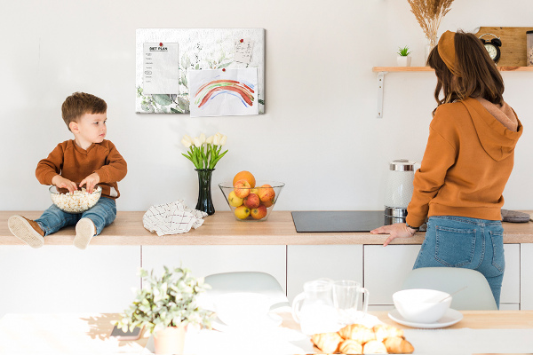 Kurk prikbord met fijne blaadjes in verschillende tinten groen