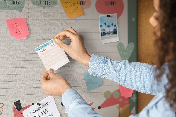 Kurkbord met retro dierenprint weekplanner