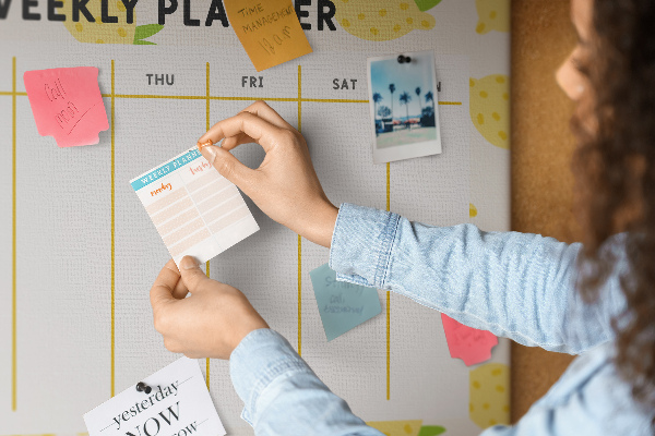 Weekkalender met een citroenmotief en kurk prikbord