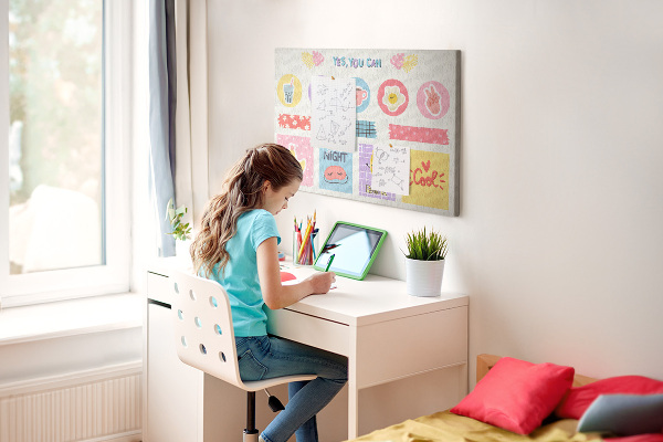 Prikbord met kleurrijke motieven en positieve slogans