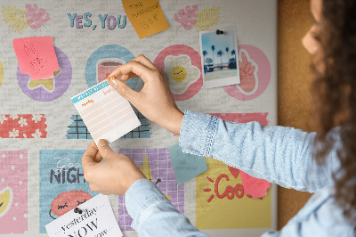 Prikbord met kleurrijke motieven en positieve slogans