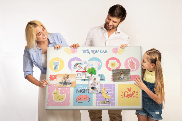Prikbord met kleurrijke motieven en positieve slogans