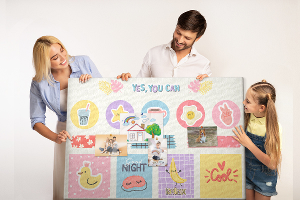 Prikbord met kleurrijke motieven en positieve slogans