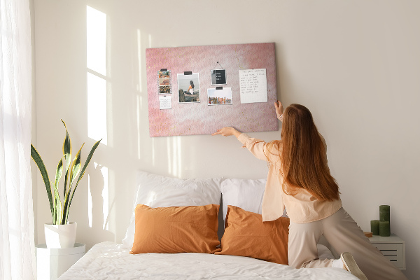 Prikbord roze achtergrond met subtiele gouden accenten