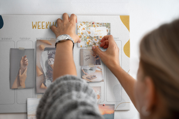 Kurkbord weekplanner met een abstract kleurrijk patroon