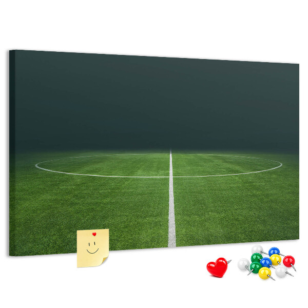 voetbalveld met belijning en gras