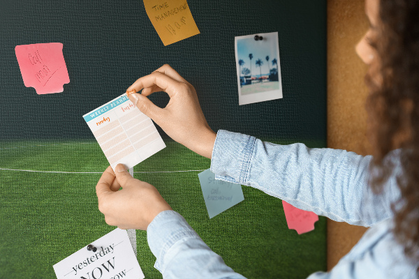 Kurk prikbord voetbalveld met belijning en gras