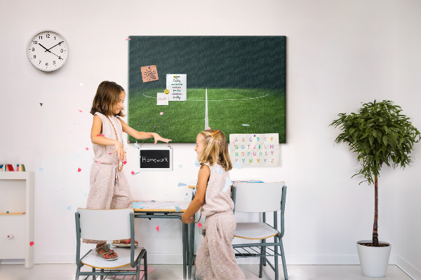 Kurk prikbord voetbalveld met belijning en gras