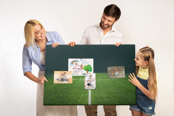 Kurk prikbord voetbalveld met belijning en gras