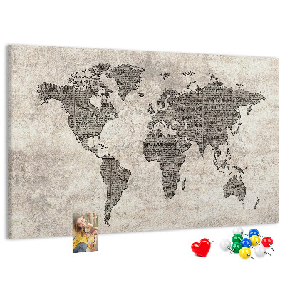 Prikbord met een wereldkaart en krantentextuur