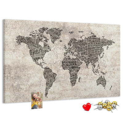 Prikbord met een wereldkaart en krantentextuur