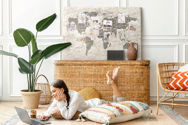 Prikbord met een wereldkaart en krantentextuur