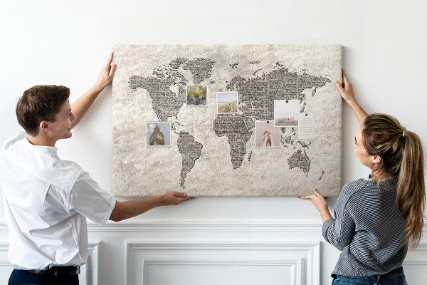 Prikbord met een wereldkaart en krantentextuur