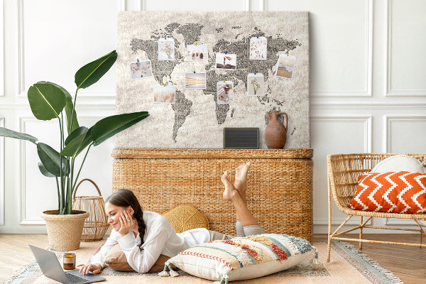 Prikbord met een wereldkaart en krantentextuur