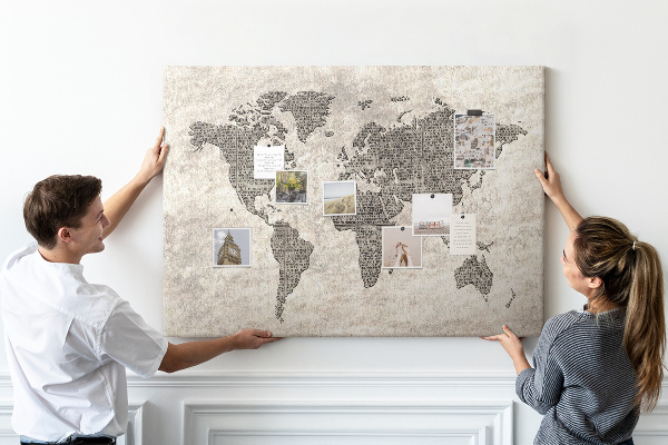 Prikbord met een wereldkaart en krantentextuur