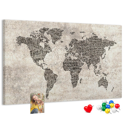 Prikbord met een wereldkaart en krantentextuur